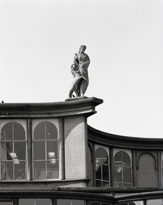 70865 Afbeelding van het beeld op de zuidoostelijke hoek (links op de voorgevel) van het N.S.-station Utrecht C.S. aan ...